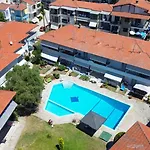 Niriides Pool House 1&2 פפקוהורי