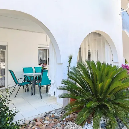 Niriides Pool House 1&2 *