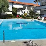 Appartement Niriides Pool House 1&2 *