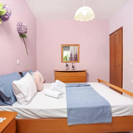Apartament Niriides Pool House 1&2