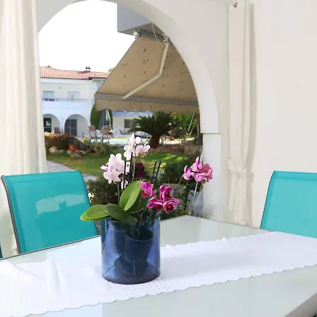 Niriides Pool House 1&2 Apartament *